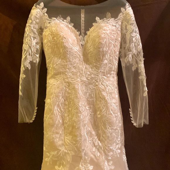 WEDDING DRESS - Picture 7 of 9